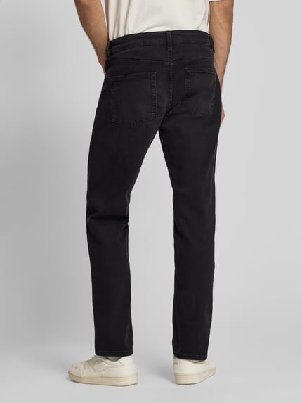 Mannenmodel draagt Regular Fit Straight Leg Jeans uit katoenmix model 'WEFT' van Only & Sons, denimlook, twill, 5-pocketmodel, labelpatch, knoop- en ritssluiting, mid waist, zwart, materiaalverwerking katoenmix, ganzebodyvooraanzicht van achteren.
