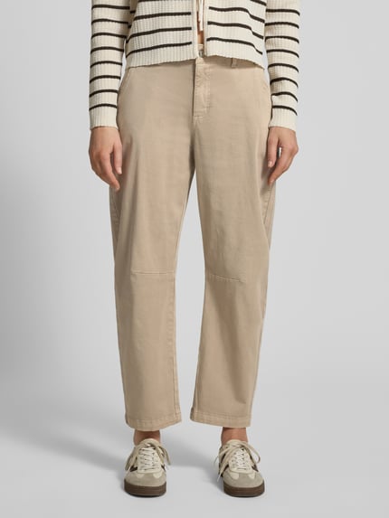 Frauenmodel trägt Barrel Fit Hose mit Eingrifftaschen von Buena Vista, beigefarbener Baumwoll-Mix mit Viskose-Anteil, Nahaufnahme Oberkörper.
