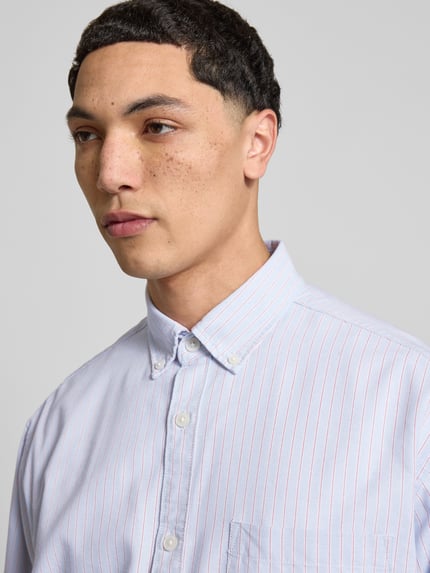 Männermodel trägt Regular Fit Freizeithemd mit Brusttasche Modell 'NORREBRO' von Jack & Jones, Baumwoll-Mix, Nahaufnahme Oberkörper.