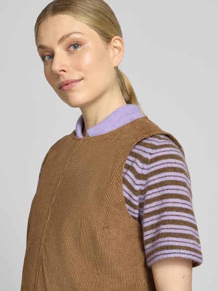 Frauenmodel trägt Regular Fit Freizeitkleid aus Baumwoll-Mix von ARMEDANGELS in Hellbraun, gestreiftes Shirt in Lila und Braun, Nahaufnahme Oberkörper, Damen Freizeitkleid von ARMEDANGELS.