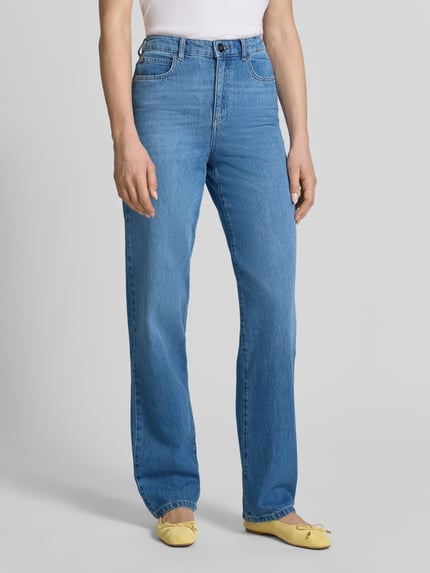 Frauenmodel trägt Wide Leg Jeans mit Eingrifftaschen von Emporio Armani im Used-Look, Baumwoll-Lyocell-Mix, Ganzkörperansicht von vorne.