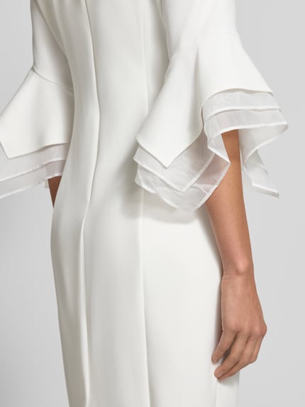Frauenmodel trägt Cocktailkleid mit Rundhalsausschnitt von Adrianna Papell im Material-Mix mit Stretch-Anteil, Detailaufnahme.