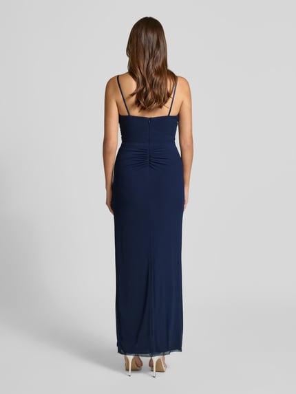 Kobiece modelka nosi sukienkę wieczorową 'Abendkleid mit Herz-Ausschnitt und Raffungen' od Hey Kyla, mieszanka materiałów z dodatkiem streczu, dopasowany krój, długa sukienka, dekolt w kształcie serca, cienkie ramiączka, marszczenia, zapięcie na haftkę i zamek błyskawiczny z tyłu, długość tyłu w rozmiarze 36: 132 cm, szerokość w rozmiarze 36: 33 cm, kolor granatowy, widok całej sylwetki z tyłu.