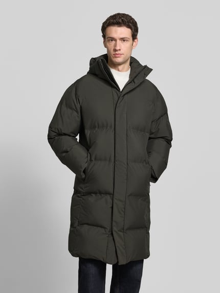 Mannenmodel draagt Regular Fit Steppmantel met steekzakken van Lindbergh in donkergroen, geheel vooraanzicht.