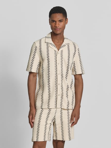 Männermodel trägt Regular Fit Freizeithemd aus Baumwoll-Mix von s.Oliver RED LABEL, Optik:Allover-Muster, Struktur, Ganzkörperansicht von vorne.