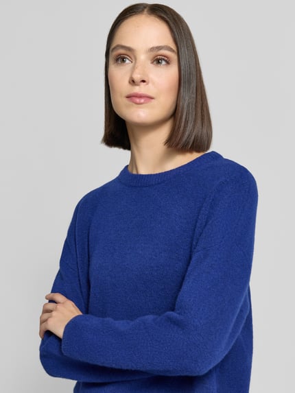 Frauenmodel trägt Relaxed Fit Strickpullover mit Woll-Anteil von Oui in kräftigem Blau, Rundhalsausschnitt, Nahaufnahme Oberkörper. Elastischer Material-Mix, gerippte Abschlüsse, Langarm, gerippte Blende, Rückenlänge 52 cm, Ärmellänge 46 cm.