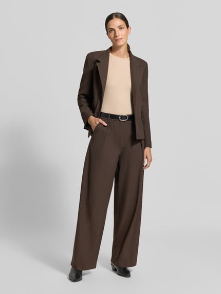 Frauenmodel trägt Slim Fit Longsleeve aus elastycznego mieszanka wełny w melanż, okrągły dekolt od Stefanel, Długość tyłu w rozmiarze S: 60 cm, Ganzkörperansicht von vorne