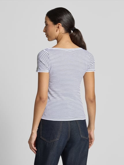 Frauenmodel trägt Skinny Fit T-Shirt aus reiner Baumwolle von MANGO mit feinen Querstreifen, kurzärmliges Design, Ganzkörperansicht Rückansicht.