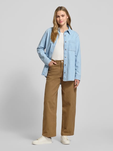 Frauenmodel trägt Regular Fit Jeansbluse aus Baumwoll-Mix von Marc O'Polo, hellblauer Denim mit melierter Optik, Ganzkörperansicht von vorne.