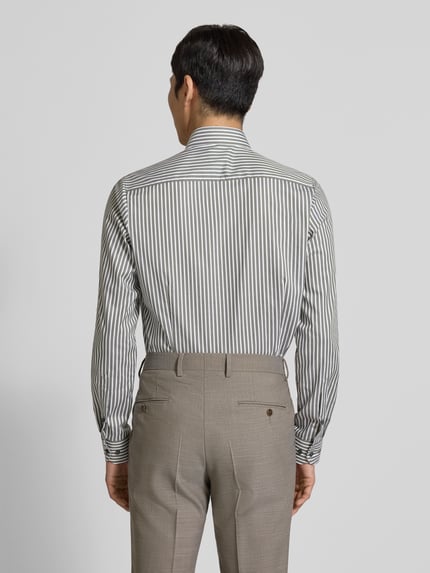 Mannelijk model draagt Slim Fit Businesshemd uit katoenmix met haifischkraag van OLYMP Level Five, gestreept, rugaanzicht.