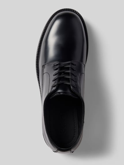 Produktfoto, schwarze Schnürschuhe aus echtem Rindsleder Modell 'BOBBY' von Selected, glatte Oberfläche, dezente Struktur