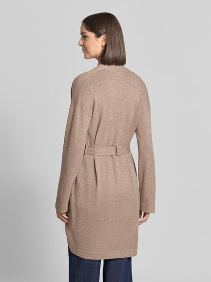Frauenmodel trägt Cardigan aus Viskose-Mix mit Bindegürtel von Christian Berg Woman in Beige, Regular Fit, strukturierte Oberfläche, Ganzkörperansicht Rückansicht. Rückenlänge 93 cm, Ärmellänge 51 cm, aufgesetzte Taschen.