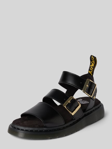 Produktfoto, Strap Sandalen aus Leder mit Dornschließen Modell 'Gryphon' von Dr. Martens, czarny kolor, zaokrąglony kształt, profilowana podeszwa, detal z logo, obcas 4 cm w rozmiarze 40, szerokość w rozmiarze 40: 8 cm