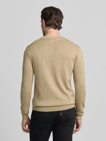 Mannelijk model draagt beige Strickpullover mit gerippten Abschlüssen Modell 'BELLS' van Casual Friday, slim fit, katoenen-lyocellmix, geribde boorden, ronde hals, achteraanzicht volledige lichaamsopname.
