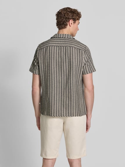 Männermodel trägt Regular Fit Freizeithemd aus Baumwoll-Mix von s.Oliver RED LABEL mit Optik:Allover-Muster, Struktur, Kurzarm, Ganzkörperansicht Rückansicht.