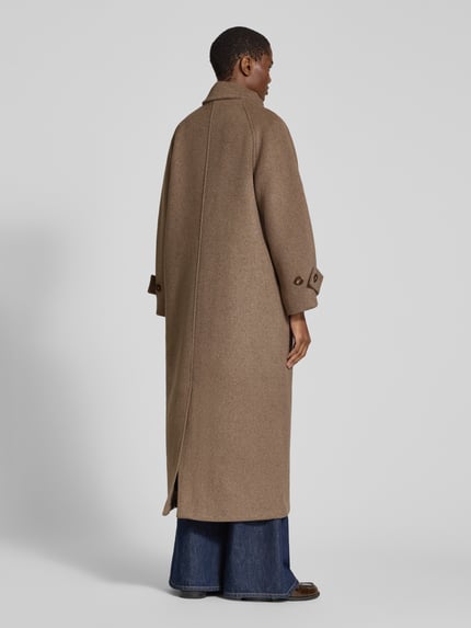 Frauenmodel trägt Mantel aus Leinen-Mix mit Stehkragen Modell 'Keaton' von Neo Noir in Beige, strukturierte Oberfläche, Ganzkörperansicht Rückansicht. Damen Mantel, Regular Fit, Knopfleiste, Eingrifftaschen, Ärmelriegel, Rückenlänge 123 cm, Schulterbreite 38 cm, Brustweite 53 cm, Ärmellänge 59 cm.