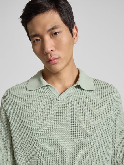 Männermodel trägt Relaxed Fit Strickpullover aus reiner Baumwolle Modell 'DERECK' van SELECTED HOMME, grofgebreid, effen mintgroen, nahaufnahme oberkörper
