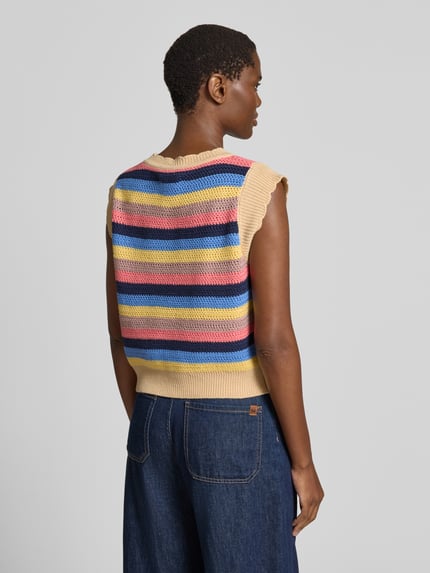 Vrouwenmodel draagt tricottop met kapmouwen model 'Chicago' van LOLLYS LAUNDRY in katoenmix, regular fit, ruglengte maat S 50 cm, rugaanzicht.