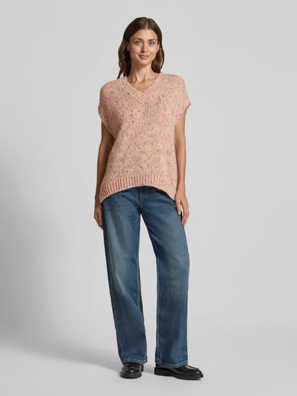Vrouwenmodel draagt Oversized Fit Pullunder mit Baumwoll-Anteil van Milano Italy in multicolor breistructuur, V-hals, kapmouw, geribde zoom, materiaal-mix met katoen, lengte 60 cm, volledige lichaamsaanzicht van voren