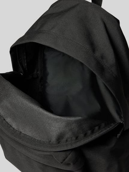 Produktfoto, Rucksack mit Laptopfach von Lacoste aus schwarzem Stoff mit glatter Textur, Reißverschluss, Innenfach sichtbar, Kontext: Herren Kulturbeutel/ Kosmetiktasche von Lacoste