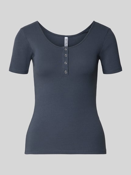 Produktfoto, T-Shirt mit Rippenstruktur Modell 'Kitte' von PIECES aus Bio-Baumwolle-Elasthan, schmaler Schnitt, rundhalsausschnitt, kurze Druckknopfleiste, Farbe dunkelblau