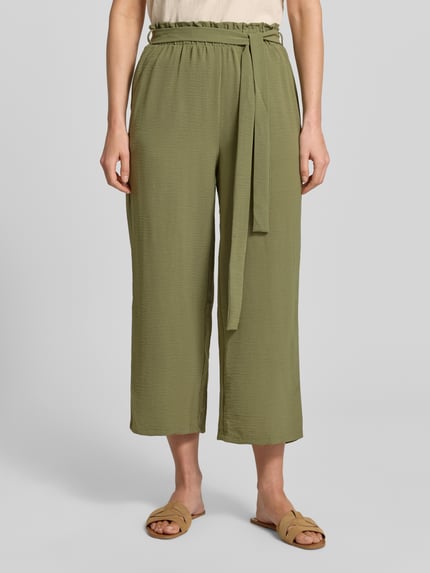 Frauenmodel trägt Culotte mit Bindegürtel Modell 'JOSA' von Vila in Olivgrün, Loose-Fit, elastischer Bund, seitliche Eingrifftaschen, Ganzkörperansicht von vorne. Kontext: Damen Culotte von Vila, Loose Fit, Elastischer Bund, Modell 'JOSA', Bindegürtel, seitliche Eingrifftaschen, Bundweite bei Größe 36: 35 cm, Innenbeinlänge bei Größe 36: 91 cm.
