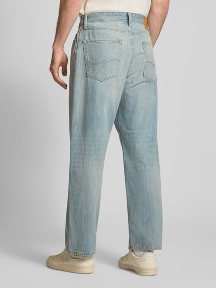Männermodel trägt Baggy Fit jeans in used-look, steekzakken, puur katoen, model 'ALEX' van Jack & Jones, binnenbeenlengte 74 cm. Ganzkörperansicht Rückansicht.