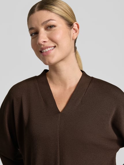 Modelka kobieca nosi brązowy Loose Fit 3/4-Shirt aus Viskose-Mix Modell 'Sluto' od OPUS, struktura prążkowana, zbliżenie na górną część ciała