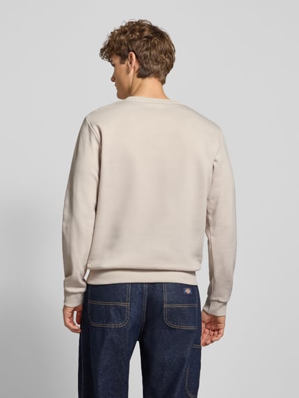 Männermodel trägt Sweatshirt mit Label-Print von Jack & Jones, Baumwoll-Mix, lockerer Schnitt, beige, glatte Textur, Ganzkörperansicht Rückansicht.