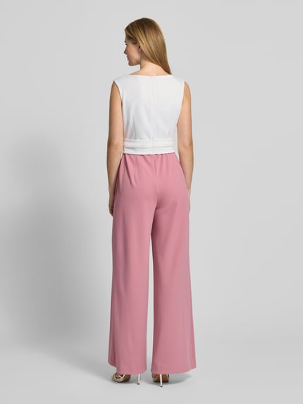 Vrouwenmodel draagt Jumpsuit met Knotendetail van Vera Mont in wit en roze, materiaalmix met stretch, regular fit, ronde hals, ruglengte maat 36: 39 cm, borstwijdte: 30 cm, totale lengte: 150 cm, binnenbeenlengte: 83 cm. Ganzkörperansicht Rückansicht.
