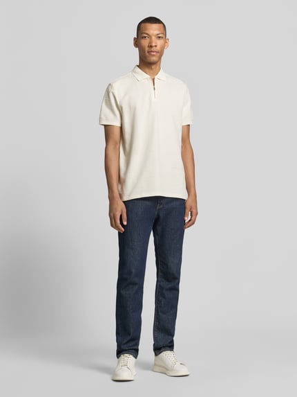 Männermodel trägt Regular Fit Poloshirt mit Strukturmuster von MCNEAL aus elastischem Baumwoll-Mix, Reißverschluss, Kurzärmelig, Ganzkörperansicht von vorne.