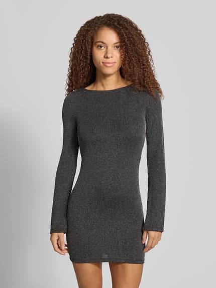 Frauenmodel trägt Minikleid mit glänzendem Finish von ONLY in Dunkelgrau, feine Struktur, Damen Freizeitkleid, Ganzkörperansicht von vorne.