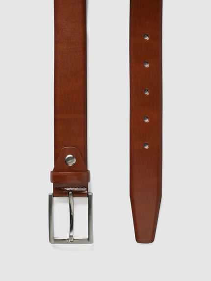 Productfoto, Glattleder-Gürtel mit Dornschließe van Christian Berg Men in bruin leer, klassieke vorm, breedte 126 cm, gladde textuur.