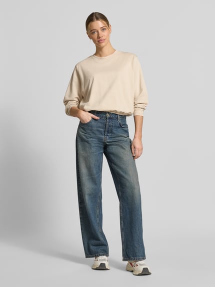 Vrouwenmodel draagt sweatshirt met ronde hals model 'Saida' van FREE/QUENT in beige, biologisch katoen, relaxed fit, dames, full-body vooraanzicht.