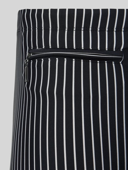 Produktfoto, Badehose im Allover-Look mit Reißverschlusstasche von Schiesser, czarno-białe pionowe paski, dopasowany krój, wzór na całej powierzchni, elastyczny pas, kieszeń zapinana na zamek błyskawiczny