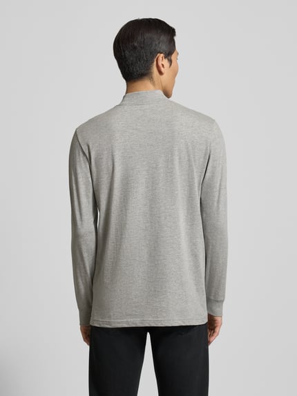 Männermodel trägt Longsleeve mit gerippten Abschlüssen von RAGMAN in Grau, reine Baumwolle, Regular Fit, Stehkragen, Ganzkörperansicht Rückansicht.