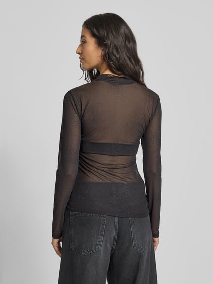 Frauenmodel trägt Longsleeve mit Stehkragen von Rich & Royal, semitransparenter Material-Mix mit Stretch-Anteil, Slim Fit, schwarze Farbe, Rückenlänge 59 cm bei Größe S, Ganzkörperansicht Rückansicht.
