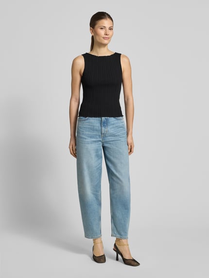 Frauenmodel trägt Slim Fit Top mit Strukturmuster von Scotch & Soda aus elastischem Baumwoll-Mix, Schwarz, Rundhalsausschnitt, Ärmelloses-Design, Ganzkörperansicht von vorne. Rückenlänge bei Größe S: 48 cm.