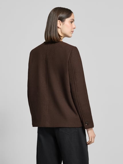 Frauenmodel trägt Regular Fit Kurzmantel mit Schalkragen Modell 'UNALAURA' von VERO MODA in Dunkelbraun, strukturierte Oberfläche, Ganzkörperansicht Rückansicht, Damen Teddy- / Webpelzjacke.