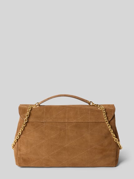 Produktfoto, Shoulder Bag aus echtem Leder Modell 'MONTES' von MANGO in Braun mit Strukturmuster und Ketten-Schulterriemen vor grauem Hintergrund.
