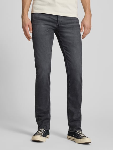 Mannelijk model draagt Slim Fit Jeans im 5-Pocket-Design model 'Grover' van Replay in donkergrijs katoenmix met stretch, nauwsluitend model, knoop- en ritssluiting; ganzkörperansicht van voren.