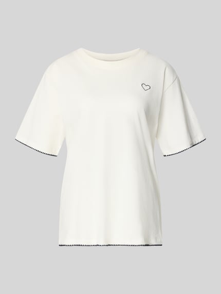 Produktfoto, T-Shirt mit Rundhalsausschnitt und Stitchings von FREE/QUENT in Weiß, reine Baumwolle, Relaxed Fit, Herz-Stitching-Dekor.