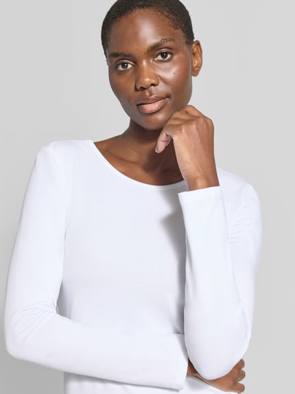 Vrouwenmodel draagt shirt met lange mouwen van katoenmix, getailleerd model met ronde hals, Longsleeve uit katoenmix van ZABAIONE, ruglengte bij maat S 57 cm, Nahaufnahme Oberkörper