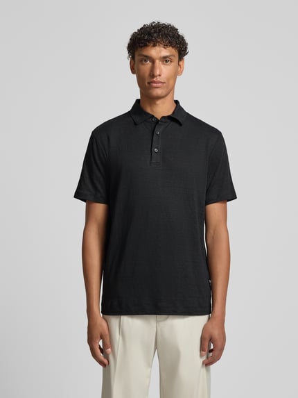 Männermodel trägt Slim Fit Poloshirt aus Leinen-Elasthan-Mix von OLYMP Level Five in zwart met knoopsluiting, 1/2-mouwen, ruglengte maat M 70 cm, heren poloshirt, mix van linnen en elastaan, ganzkörperansicht van voren.