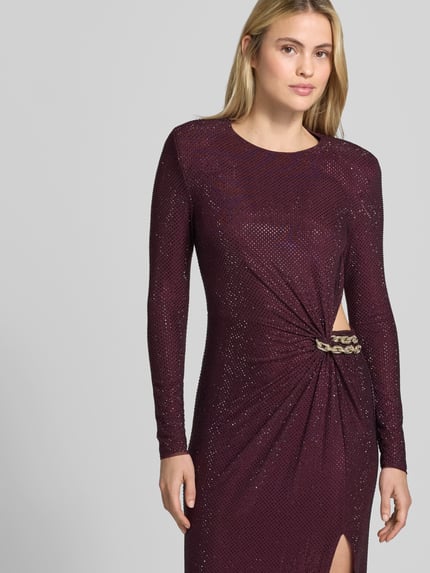 Frauenmodel trägt Abendkleid mit Raffung und Schnallendetail von Self-Portrait in Dunkellila mit Struktur, Maxi-Länge und metallischer Schnalle, Nahaufnahme Oberkörper.