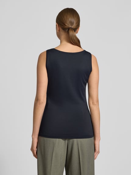 Frauenmodel trägt Slim Fit Top mit Rundhalsausschnitt von Christian Berg Woman in Dunkelblau, ärmellos, elastischer Material-Mix, Ganzkörperansicht Rückansicht.