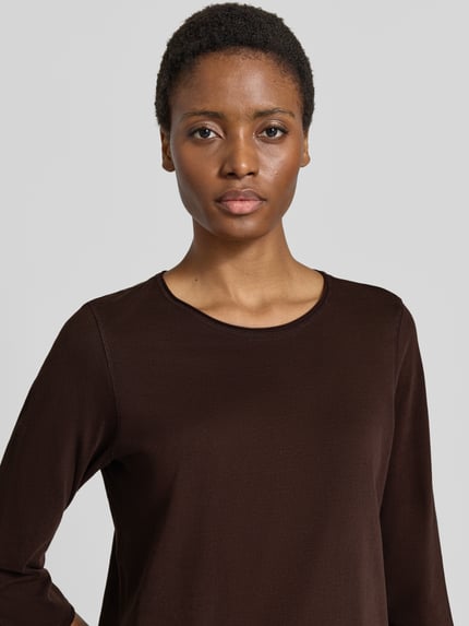 Frauenmodel trägt Regular Fit 3/4-Shirt aus reiner Baumwolle von s.Oliver RED LABEL in Dunkelbraun mit glatter Textur, Nahaufnahme Oberkörper.