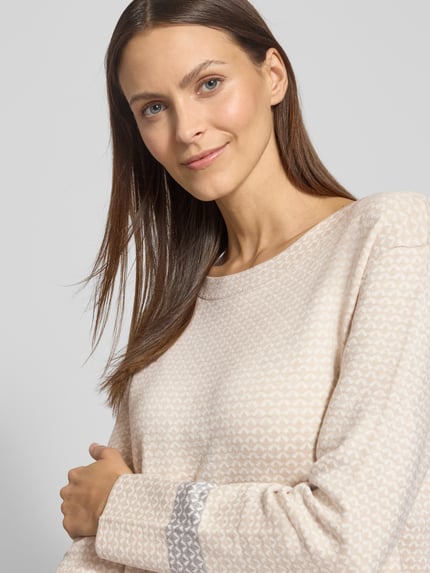 Kobiece model prezentuje Regular Fit Strickpullover aus Viskose-Mix od Tom Tailor w jasnym kolorze z wzorem allover, dzianina drobna, długi rękaw, U-łódkowy dekolt, ribb przy zakończeniach, detal rękawa, ujęcie: zbliżenie na górną część ciała.