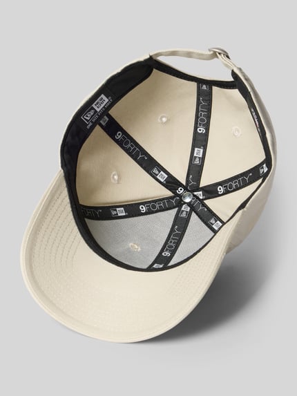 Produktfoto, Base Cap mit Motiv-Stitching von New Era in Beige, Reine Baumwolle, Strapback-Verschluss, Logo-Detail, gebogener Schirm, strukturierte Textur