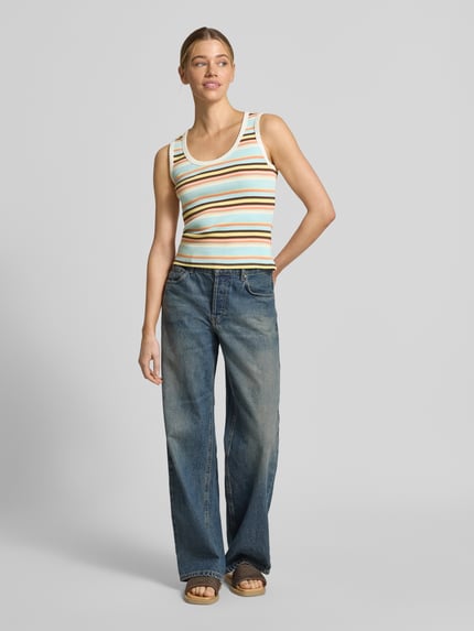 Frauenmodel trägt Tanktop mit Feinripp und Rundhalsausschnitt von Jake*s Casual aus Baumwoll-Mix mit Stretch-Anteil, Streifenmuster, körpernaher Schnitt, Ganzkörperansicht von vorne.